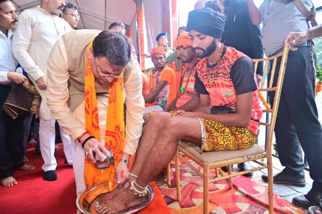 हरिद्वार आये कांवडियों एवं शिव भक्तों पर हैलीकॉफ्टर से पुष्प वर्षा।