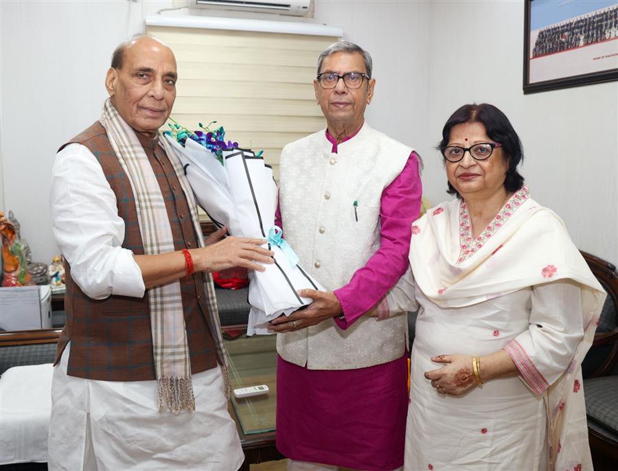 राज्यपाल प्रोफेसर असीम कुमार घोष ने रक्षा मंत्री राजनाथ सिंह से शिष्टाचार भेंट की