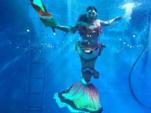 जलपरियों ने पानी मे फहराया तिरंगा ऐसा नजारा देख लोग हुए रोमांचित 2 article12958 2