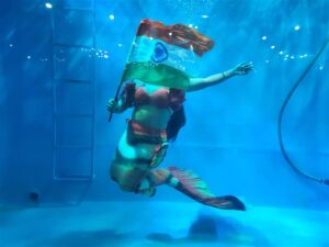 जलपरियों ने पानी मे फहराया तिरंगा ऐसा नजारा देख लोग हुए रोमांचित 3 article12958