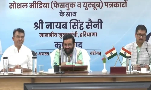 चंडीगढ़: हरियाणा के मुख्यमंत्री श्री नायब सिंह सैनी ने आज हरियाणा निवास, चंडीगढ़ में प्रदेशभर से आए सोशल मीडिया प्लेटफॉर्म्स (फेसबुक व यूट्यूब) के न्यूज चैनलों के प्रतिनिधियों के साथ जनसंवाद किया। इस अवसर पर डिजिटल मीडिया जर्नलिस्ट एसोसिएशन, हरियाणा के प्रतिनिधियों ने मुख्यमंत्री का पुष्प गुच्छ भेंट कर अभिनंदन किया। पत्रकारों से संवाद के दौरान मुख्यमंत्री ने कहा कि सोशल मीडिया आज एक शक्तिशाली माध्यम बन चुका है, जिसकी हर सूचना समाज और व्यक्ति पर गहरा प्रभाव छोड़ती है। उन्होंने सोशल मीडिया न्यूज चैनलों के पत्रकारों से आह्वान किया कि वे तथ्यों पर आधारित ग्राउंड रिपोर्टिंग को प्राथमिकता दें ताकि जनविश्वास बना रहे। श्री सैनी ने यह भी बताया कि वे स्वयं समय निकालकर सोशल मीडिया देखते हैं और कई बार वहीं से प्राप्त सूचनाओं के आधार पर त्वरित कार्रवाई के निर्देश भी देते हैं। उन्होंने सोशल मीडिया को समाज सुधार का सशक्त माध्यम बताते हुए कहा कि राज्य सरकार द्वारा चलाए जा रहे जनहित अभियानों को आगे बढ़ाने में सोशल मीडिया की अहम भूमिका हो सकती है। मुख्यमंत्री ने विशेष रूप से नशा मुक्त हरियाणा, पर्यावरण संरक्षण, तथा स्वच्छता अभियान जैसी पहलों का उल्लेख करते हुए कहा कि इन अभियानों की पहुंच हर घर तक सुनिश्चित करने में सोशल मीडिया न्यूज चैनलों के प्रतिनिधियों को सक्रिय भूमिका निभानी चाहिए। इससे समाज में सकारात्मक परिवर्तन को गति मिलेगी। डिजिटल मीडिया जर्नलिस्ट एसोसिएशन द्वारा रखी गई विभिन्न मांगों पर प्रतिक्रिया देते हुए मुख्यमंत्री ने आश्वस्त किया कि उनकी फिजिबिलिटी का मूल्यांकन कर आवश्यक कार्यवाही की जाएगी। उन्होंने कहा, “हम आपके साथ हैं और हरसंभव सहयोग प्रदान करेंगे।” इस अवसर पर सूचना, जनसंपर्क एवं भाषा विभाग के महानिदेशक के. एम. पांडुरंग ने कहा कि सोशल मीडिया प्लेटफॉर्म्स पर मौजूद न्यूज चैनलों के लिए ‘हरियाणा डिजिटल मीडिया विज्ञापन नीति-2023’ बनाई गई है, जिसके तहत इन चैनलों को इंपैनल किया जाता है और विज्ञापन जारी किए जाते हैं। उन्होंने आग्रह किया कि सोशल मीडिया न्यूज चैनलों के प्रतिनिधि फेक्ट बेस्ड रिपोर्टिंग को प्राथमिकता दें और फेक न्यूज को फैलाने से बचें। इस मौके पर मुख्यमंत्री के मीडिया एडवाइजर श्री राजीव जेटली, सूचना, जनसंपर्क एवं भाषा विभाग के अतिरिक्त निदेशक (प्रशासन) योगेश मेहता सहित कई गणमान्य उपस्थित रहे।